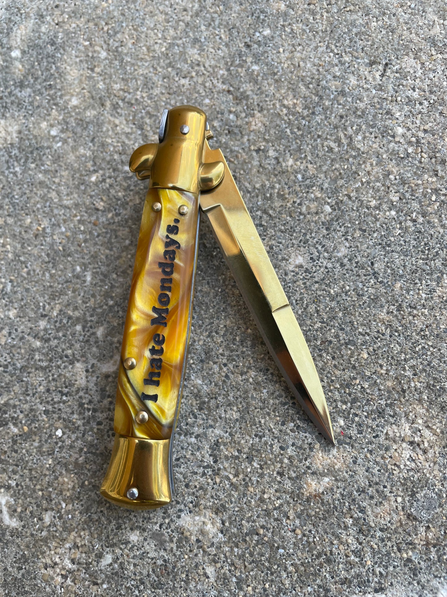 Sassy cat stilleto knife